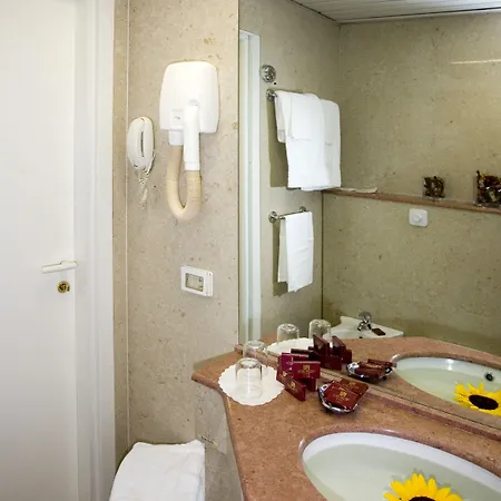 Astoria Sure Collection By Western מלון